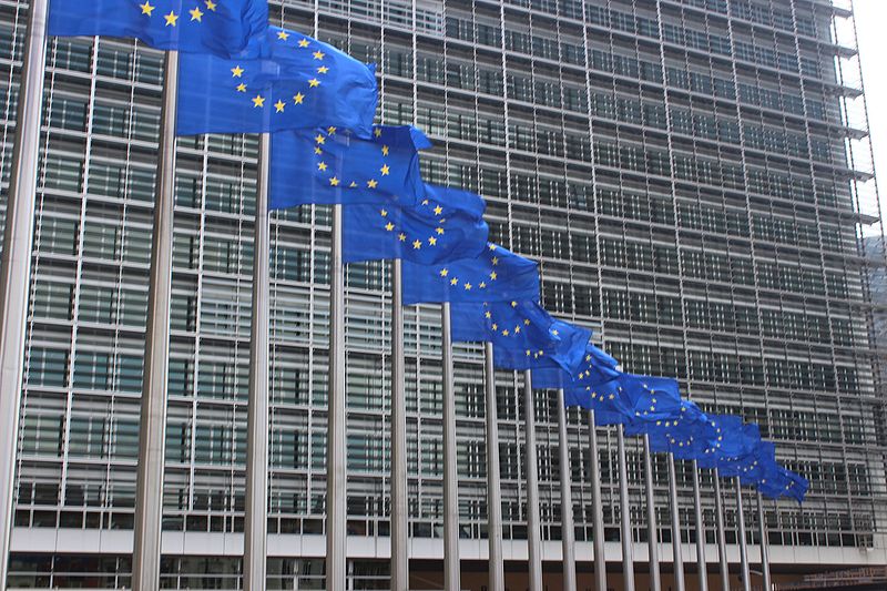 Drapeaux_devant_la_commission_européenne