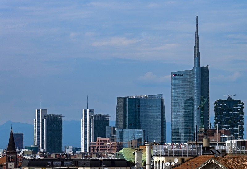 Milan_skyline_with_Unicredit_Tower_and_Bosco_Verticale